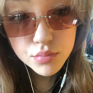 Solglasögon tan/bruna - Säljer då jag har för många, som är köpta från weekday för 200kr vid nypris. Dom är en sjukt snygg tan brun som passar perfekt till sommaren. Bågarna är silvriga och sitter skönt på. Frakt kan siskuteras.