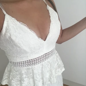 Vit finklänning - Säljer nu min underbara vita klänning, använd endast vid ett tillfälle❤️ Den är i spets och är high/low längst ner. Storlek S från märket love triangle. Så fin att ha på skolavslutning, studentmottagning och midsommar✨ köparen står för frakt/det fraktalternativ som föredras 