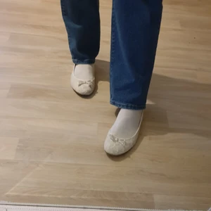Vita ballerinaskor - Vita ballerinaskor. Använda fåtal gånger.