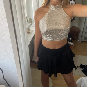 GLITTRIG FEST TOPP - Verkligen så snygg glittrig topp med öppen rygg ifrån newyorker, köptes i december och använd endast 1 gång. Sitter så himla snyggt och har en fin knytning där bak💓💓 Skriv för mer bilder💓 