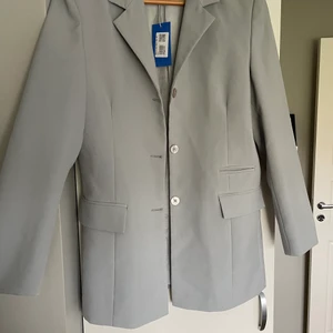 Ljusgrön/ljusblå kavaj - Skitsnygg kavaj som är köpt på Sellpy, men aldrig använd av mig då den är lite för kort i armarna. Står 44 i storlek men är som en M. Inga defekter, den är som i nyskick. Säljer den för 50kr där frakten ej är inräknad (köparen står för eventuell frakt). 😊