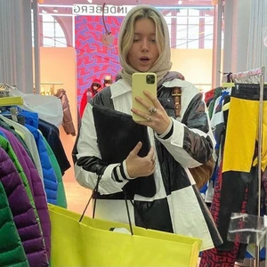 Svartvit jacka från & Other Stories 🤍🖤 - Säljer min snygga jacka i svartvitt från &Other Stories i strl S. Den är i fint skick och perfekt till våren 🌷 Lånad bild av Engla Löf!