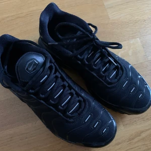 Nike Air Max Plus (strl.40) - Säljer dessa skor då jag beställt fel storlek. Använd enbart ett fåtal gånger. Köpt på officiella nike hemisidan för 1600kr. Storlek 40. Skriv vid intresse.  
