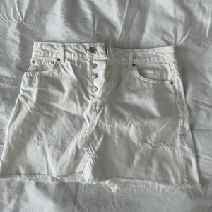 Jeans kjol  - Vit jeanskjol, från zara i storlek M/ 38. Använd två gånger väldigt fint skick. Den har lite fläckar som man kan se på sista bilden,  men går nog att tvättas bort enkelt. 
