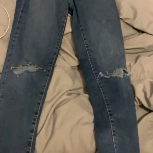 Jeans - Blå jeans med hål i