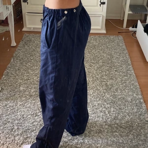 Mörk blå tackpants - Marinblå trackpants, overzized med knäppning bak och fram! 
