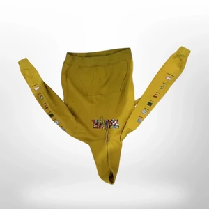 H&M Marvel Hoodie  sizes s  - Detta är en marvel hoodie som jag har använt jag har inte använt den så mycket den är i ett bra skick de enda dåliga e att den har ett litet lite hål i  hoodien men det e inget märkvärdigt 