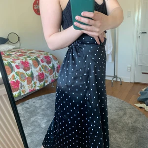 Monki Prickig Kjol - Söt svart vit pricick kjol från monki, lite nopprad men annars bra skick!