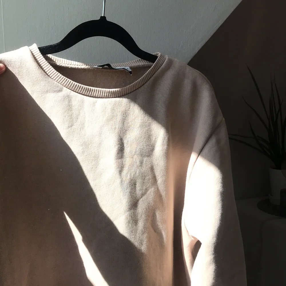 En sweatshirt från NAKD i storleken S. Den är lite oversize men med ett mycket skönt material. Säljer tröjan för 50 kr +frakt💕. Hoodies.