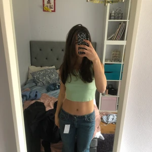 mintgrön somrig topp! - Vill påminna om denna somriga söta croppade topp med en liten fin detalj uppåttill som jag säljer. Säljer då jag rensar gaderoben! Kom privat för fler frågor och bilder💚 Perfekt för sommarn!! I strl xs men stretchigt material och passar välfigt bra för mig med S