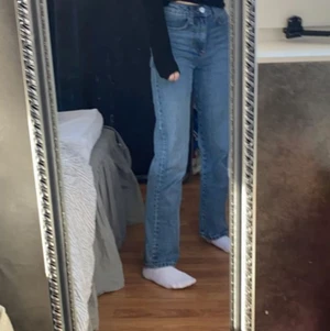 Straight jeans  - Midwaist jeans från ASOS, osäker på storleken men dom passar mig som är 165, funkar även på nån som är lite kortare eller längre🤍 andvända ett fåtal gånger