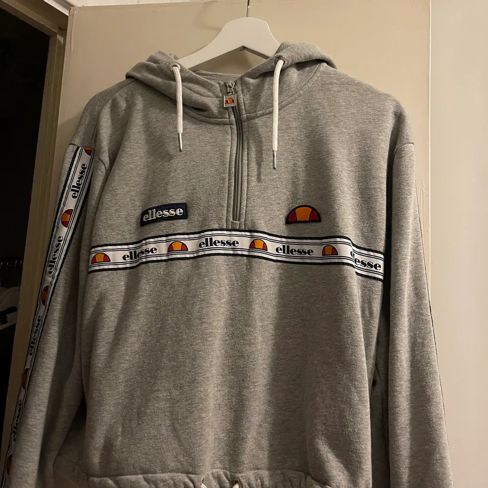 Ellesse tröja i storlek 40 men passar även s om man vill ha lite oversize :) använd fåtal gånger så i fint skick . Tröjor & Koftor.