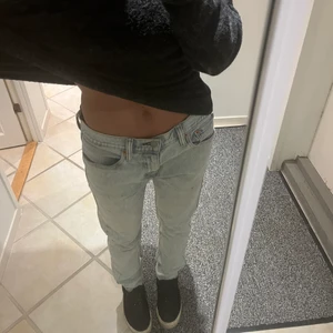 Lågmidjade vintage levis - Raka lågmidjade vintage levis jeans. Modell 512 storlek w29 l30, jag är 164 men ganska långa på mig så hade absolut passat längre. Om fler är intresserade blir det budgivning