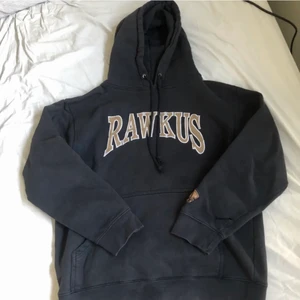 Svart hoodie -  jättesnygg svart hoodie med beige text! Passar mig som är storlek s/m. Fint skick förutom ihop sydda små hål på fickan och ärmen (syns knappast) ❤️