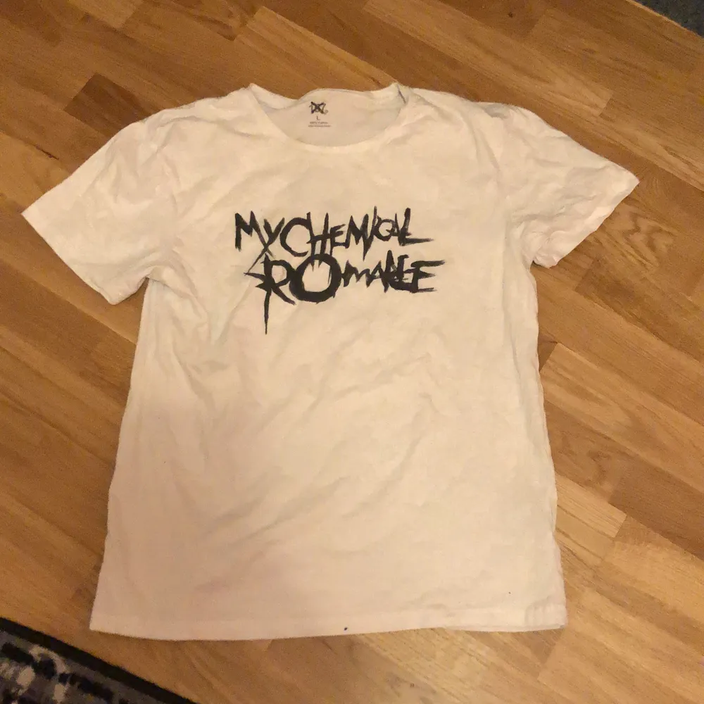 Mcr tröja, hemmagjort tryck på en tröja från lager 157🤍 använd 1 gång!  . T-shirts.