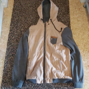 2 st långt tröjaStl L. Står för frakten  - långt tröja Stl L. Fina  Passar både till killar eller tjejer  Står för frakten 