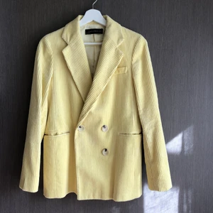 Gul blazer - Säljer denna fina jackan i manchester (?) från Zara då den sitter för tajt runt armarna för mig:( Färgen ser lite död ut på bilderna men är superfräsch i verkligheten!! Storlek XS men passar större storlekar om man har smalare armar. Frakt tillkommer❤️