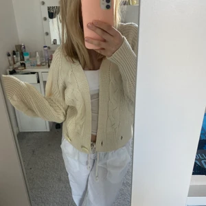 Stickad beige kofta - Säljer denna snygga stickade beige koftan som är använd Max tre gånger! Den är väldigt unik och passar bra nu till sommaren! Köparen står för frakten!💛