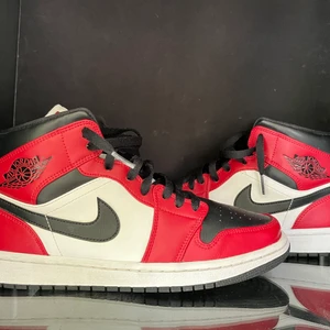 Jordan 1 Chicago ”blacktoe”  - Jordan 1 chicago blacktoe i storlek 42,5, klassisk röd färg som matchar med det vita och svarta i skorna. Klassisk Jordan som man alldrig kan gå fel med samt passar alla, sköna skor, 📍SKORNA ÄR ÄKTA 📍kan mötas upp i stockholm / Sollentuna men kan även frakta, 📍PRIS KAN DISKUTERAS 📍