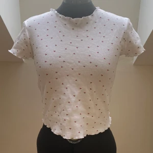 Blommig topp - säljer denna söta topp från bershka. Knappt använd! Storlek L men sitter fortfarande figurnära på mig som vanligtvis har storlek S. Fin kvalitet!