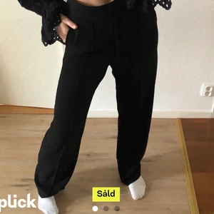 Svarta byxor - (Inte mina bilder!) Men sitter precis som på bilden, bara passade inte mig.. Annars jättefina svarta kostymbyxor i storlek 36/S. Perfekt långa på mig som är 173cm!