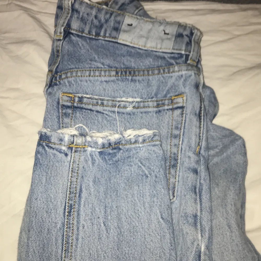 Jeans från carlings köpt för 600kr men säljer för 150kr. Aldrig använda på grund av att jag beställde i fel storlek då det var försent att skicka tillbaka. Storlek xxs/32. Jeans & Byxor.