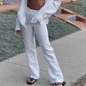 Vita linnebyxor från Adsgn - Så fina linnebyxor från Alice stenlöfs märke! Säljer pga platsbrist i garderoben. Nypris 800! Pga många intresserade så sker budgivning! Lägger ut igen pga oseriös köpare! 