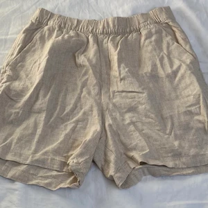 shorts - säljer dessa helt oanvända linneshorts jag köpt men aldrig använt. de har resor i midjan som gör att de passar fler kroppstyper. sidor på fickorna samt köpt i strl. 42 men passar mig som också kan ha 38. beror alltså helt på hur man vill att de ska sitta. tveka inte på att höra av dig vid vidare frågor eller fler bilder!💘frakt tillkommer. 