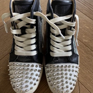 Christian louboutin sneakers  - Christian louboutin sneakers i fint skick. Dustbag medföljer och även extra sulor som man kan lägga i ❤️‍🔥. Gratis frakt för  99kr spårbart.