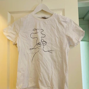 T-shirt  - T-shirt i nyskick från Nakd. Storlek Xs.