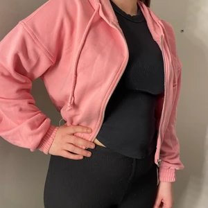 Koftor  - Två stycken jättemysiga koftor från Bik Bok i storlek M, använda bara vid provning. Ny pris ungefär 200kr st, köp en för 50kr eller båda för 90kr💓