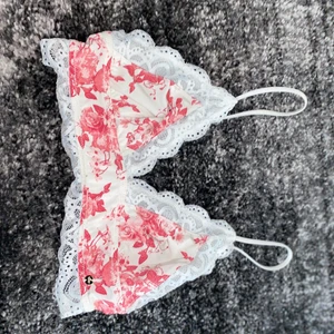 Bh utan vadd  - En fin bh utan vad med blommigt mönster och spetskant. Den är i fint skick. 57 kr + 13kr frakt 