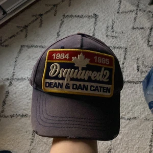Dsquared2 keps - Säljer nu min dsquared2 keps som inte används längre, den är 2 somrar gammal och lite solblekt men annars i bra skick. Det är one size och justerbar. Ny pris var 1800kr och jag säljer den för 450kr. Vid flera intressen blir det budgivning 