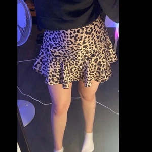 Kjol  - Säljer min kjol som har blivit för liten använt få gånger. Köpte den på newyorker  