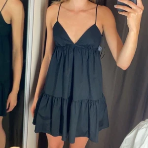 Zara klänning - Säljer denna sjukt populära och trendiga klänning från zara, första bilden är min och de två sista lånade💓 Endast använd 1 gång så toppen skick. Den är superfin nu till vår/sommar och även fin som kjol om man har ej tröja över😍😍🔥 skulle säga att den även passar xs och m då man kan justera banden som knyts i ryggen💓 BUD PÅ 400kr