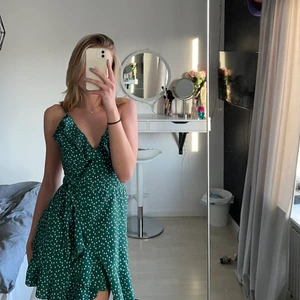 Grön klänning - Säljer denna fina sommar klänningen jag använt en gång på en skolavslutning. I storlek xs med justerbart snöre. Skriv privat för fler bilder eller frågor!!