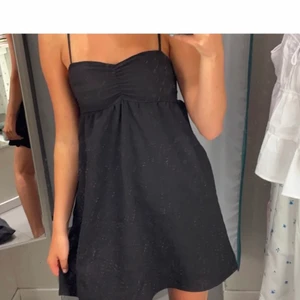 Sommarklänning - Svart kort klänning. Superfin till sommaren. Använd 1 gång. 
