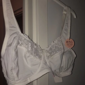 BH - Helt oanvänd nyköpt bh i storlek 85B, säljer för som inte passade☺️