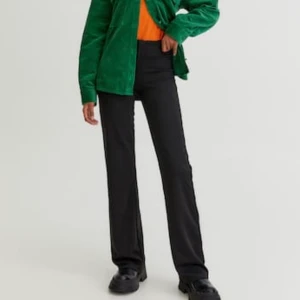 lowwaist kostymbyxor - helt nya & oanvända lowwaist  kostymbyxor i mjukare material från Pull&Bear, som inte längre säljs! storlek S. de var för små för mig och hann inte returnera:(