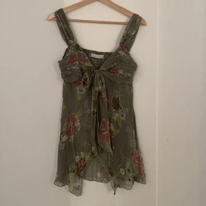 Y2K topp - As fin lite längre topp i mesh!! Den är ej genomskinlig över bysten!! Står strl M och skulle säga att den passar en M om du har C kupa eller mindre!! Super fint skick!! SÅÅ fin till sommaren!!