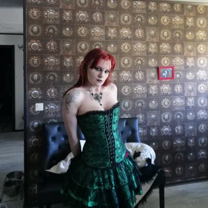 Grön korset med kjol - Grön korset med svart spets över dragskeda på sidan snörning fram och baktill storlek M söt minekjol med tre lager grön tyg och svart spets resor and up till storlek M frakt till komer 