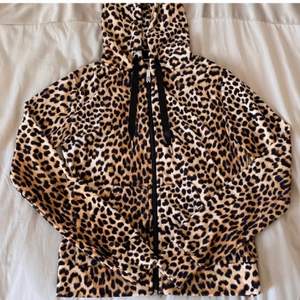 Leopard tröja från Gina fint skick säljs inte längre ny pris 229 säljer för 150kr stl xs men passar s med 