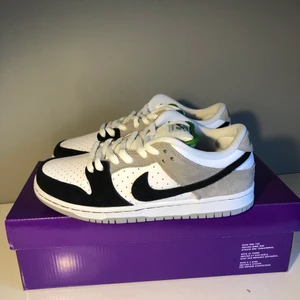 Nike Dunk low Chlorophyll - WTS Nike Dunk low Chlorophyll  Eu 40.5 US 7.5 (mens) US 9 (wmns).                       Aldrig använda eller testade, kvitto och og box finns. Kommer med två par skosnören, ett svart och vitt par. 