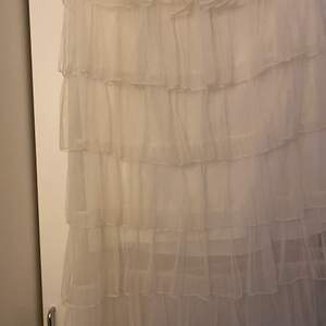 Så fin kjol som är köpt på Marstrand använd 2 ggr!! Passar xs-m för midjan är stretchig 💕köpt för ca 500