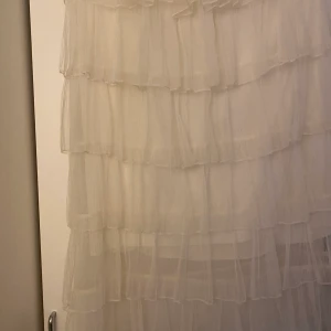 Kjol - Så fin kjol som är köpt på Marstrand använd 2 ggr!! Passar xs-m för midjan är stretchig 💕köpt för ca 500