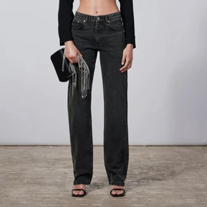 Zara jeans - Zara Mid Waist Straight Jeans i storlek 38 💞 Både lite oversize och långa på mig som är 167 och vanligtvis en 36 🙌🏻  Nyskick !!! Säljer för 200+frakt  
