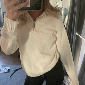 Zara tröja! - En populär zara tröja som är stickad! jag köpte denna förra månaden och tycker den är så fin, men tyvärr tycker jag inte den passar på mig!❤️‍🔥❤️‍🔥