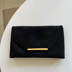 Väska - Svart kuvertväska från Anna Field. Höjd 15 cm. Längd 26 cm. Finns även en kedja till väskan som går att sätta dit. Endast använd en gång. En perfekt balväska💫