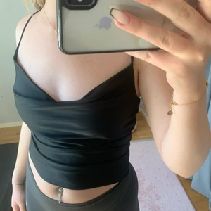 Satin linne - Använd endast en gång och säljer på grund av att den är för liten för mig, så fin passform på linnet och perfekt till sommaren!