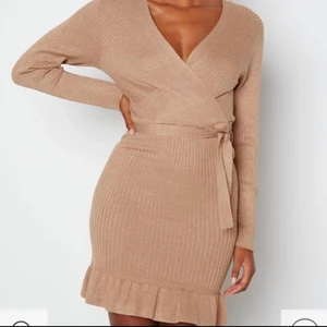 Ljusbrun klänning - Ljusbrun klänning med volang och knytning i midjan